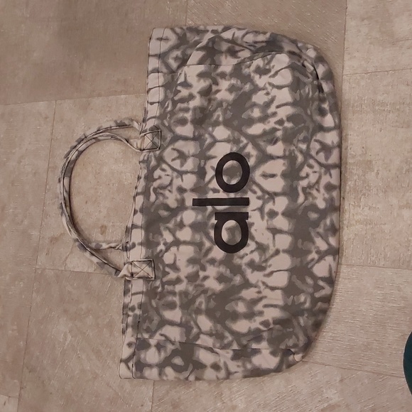 Alo Yoga Tie-Dye Shopper Tote Bag - Picture 4 of 13